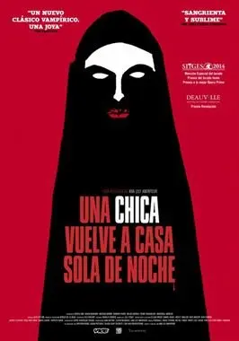 Una chica vuelve a casa sola de noche